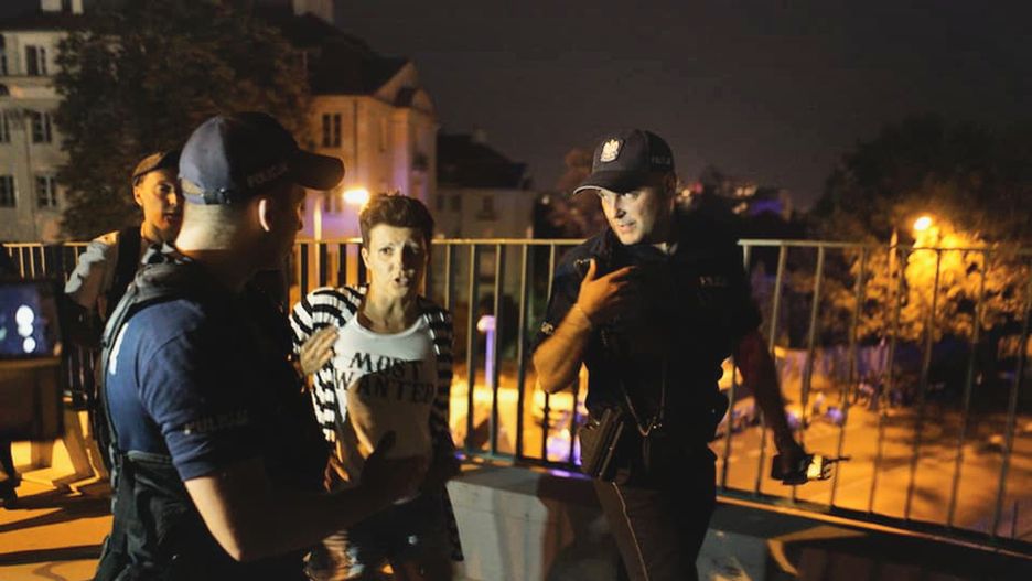 Funkcjonariusze dostali zadanie odseparowania konkretnych osób od protestujących