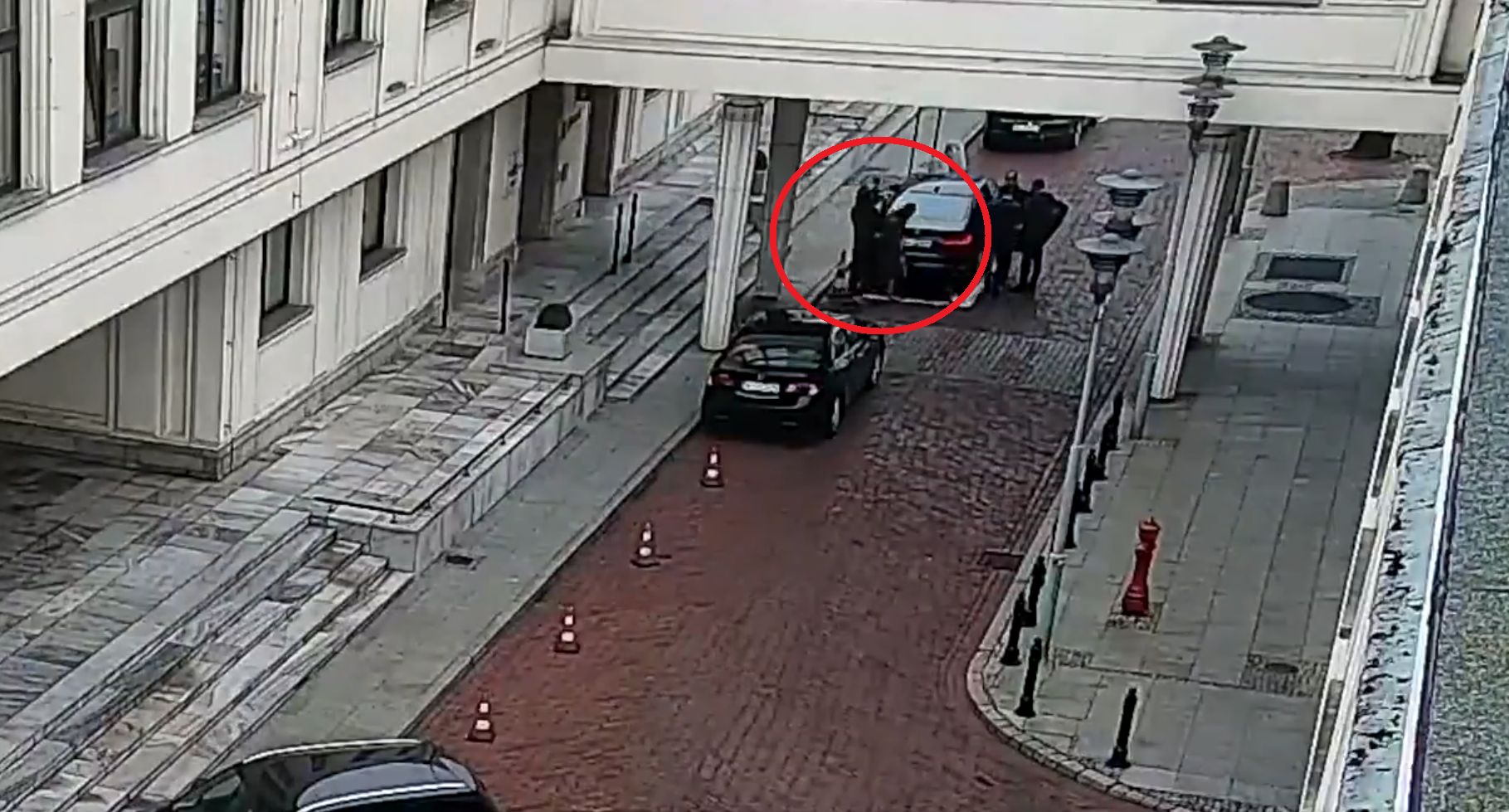 Senat. Uderzono dyrektor gabinetu Tomasza Grodzkiego. Dziennikarze i politycy komentują sytuację