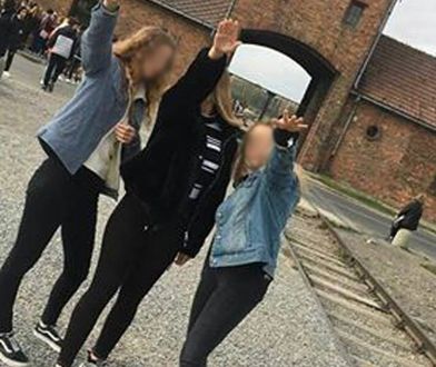 Nastolatki hajlowały na terenie Auschwitz. Muzeum kieruje sprawę do prokuratury