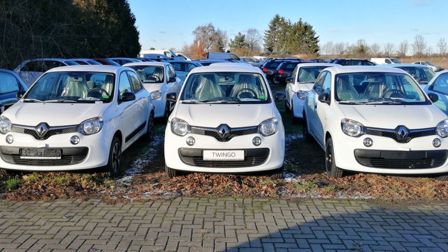 Auta czekają w Niemczech na Polaków. Ale ci już nie chcą po nie jeździć