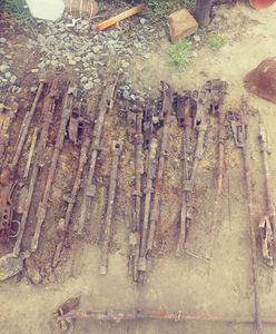 Niezwykłe znalezisko podczas przyłączania kanalizacji. Broń i szkielety