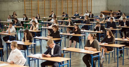 Egzaminy gimnazjalne prawie na finiszu. A uczniowie wyładowują się... tworząc memy