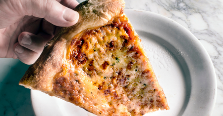 Nie odgrzewam pizzy w mikrofali. Jest lepszy trik na to, aby nie smakowała jak podeszwa