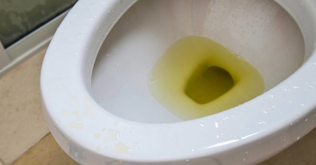 Biorę kosmetyk męża i rozsmarowuję przy sedesie. Domownicy mi za to dziękują