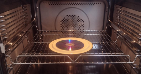 Włóż płytę CD do piekarnika i włącz grzanie. To trik informatyków!