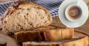Zalej czerstwy chleb kawą. Efekt powali cię na kolana