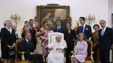 Papież Jan Paweł II wraz z rodziną królewską