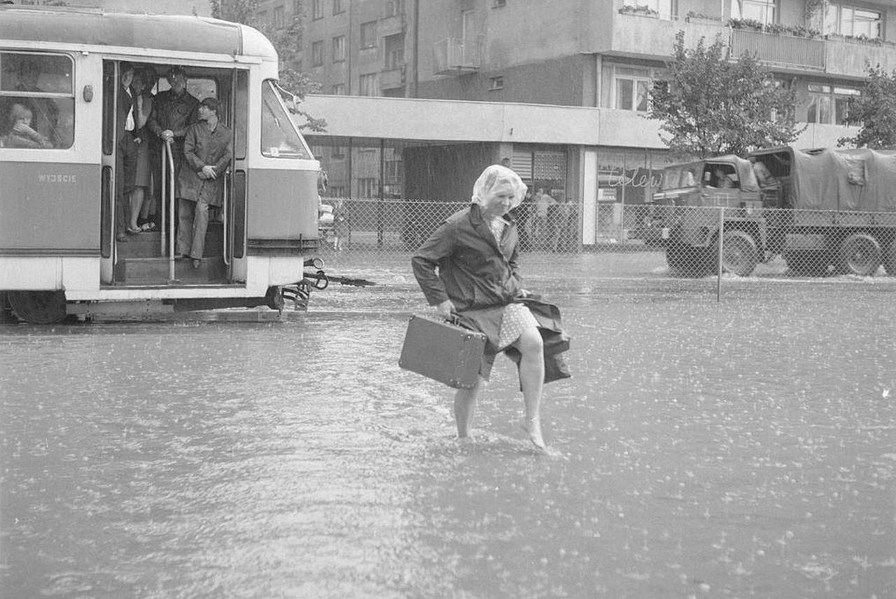#retro Tak wyglądała deszczowa stolica 48 lat temu. Poznajesz te miejsca?