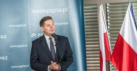 Zastępca Antoniego Macierewicza odpowiedział na zarzuty. Przez ten błąd oskarżają go o kłamstwo