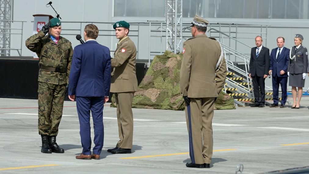 Wojsko nie nauczyło się niczego na Misiewiczu. Żołnierze wciąż salutują osobom nieuprawnionym