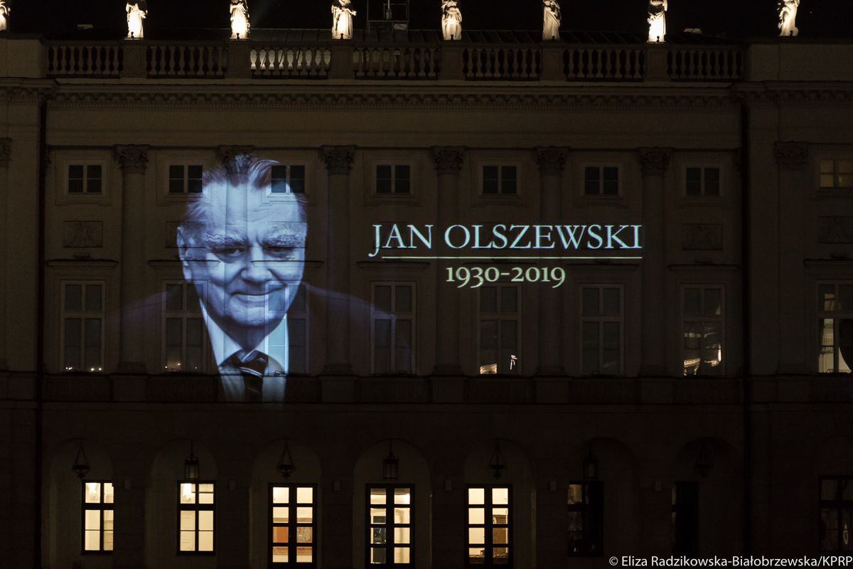 Iluminacja na Pałacu Prezydenckim. Dla uczczenia pamięci Jana Olszewskiego