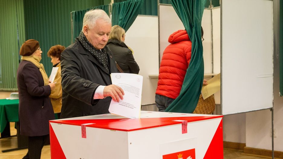 Jarosław Kaczyński głosuje, 25 października 2010 r. 