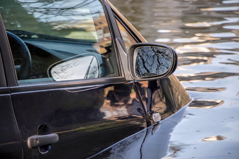 Bądź gotów na wszystko. Wydostaniesz się z auta w każdej sytuacji