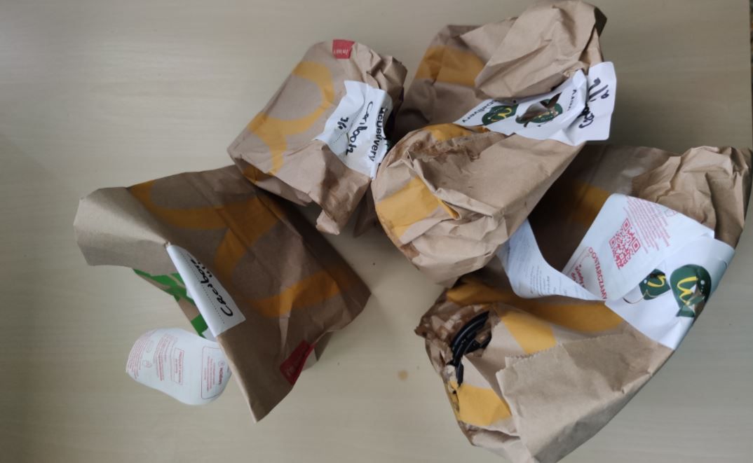 McDonald's walczy z plastikiem, ale wysyła mi mnóstwo zbędnego papieru. Firma mówi, że chodzi o temperaturę