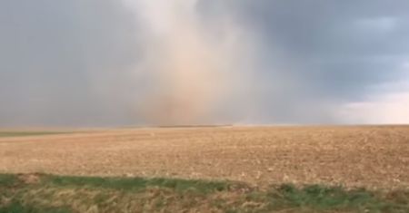 Tornado szkwałowe na Opolszczyźnie. Unosiło pył i piasek, mogło zrywać dachy