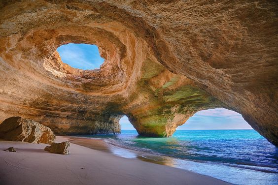 Algar de Benagil leży w dystrykcie Faro 