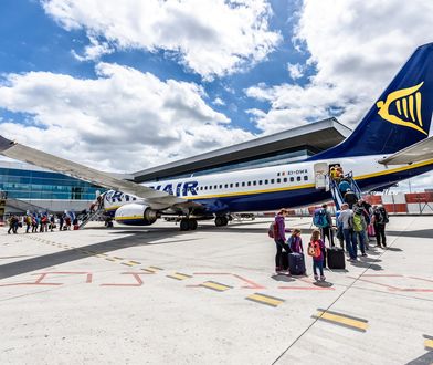 Ryanair zatrudni w Polsce 200 stewardes i stewardów. Znamy zarobki