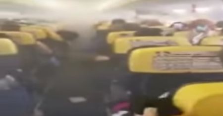 Krzyki i płacz przerażonych pasażerów. Na pokładzie samolotu pojawił się gęsty dym