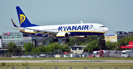 Ryanair znów zmienia zasady. "Szczęśliwcy" polecą z darmowym bagażem