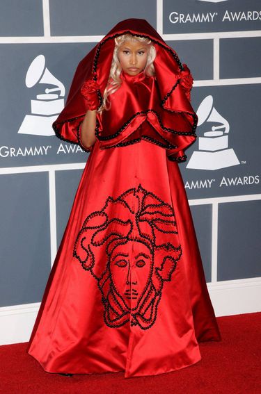 Nicki Minaj w kreacji Versace - Grammy 2012, najgłośniejsze stylizacje wszech czasów
