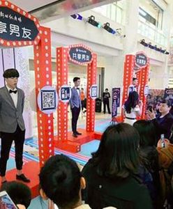 "Nositorba" do wynajęcia w galerii handlowej. Za 50 gr potowarzyszy w zakupach i nie będzie marudził