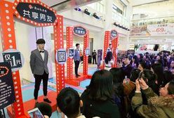 "Nositorba" do wynajęcia w galerii handlowej. Za 50 gr potowarzyszy w zakupach i nie będzie marudził