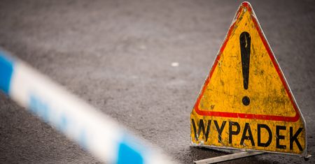 Pieniężno: autokar zderzył się z ciężarówką. Pojazdy spłonęły, jest wielu rannych