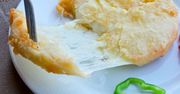 Saganaki, czyli zapiekany ser. Pyszna i prosta w przygotowaniu grecka przekąska