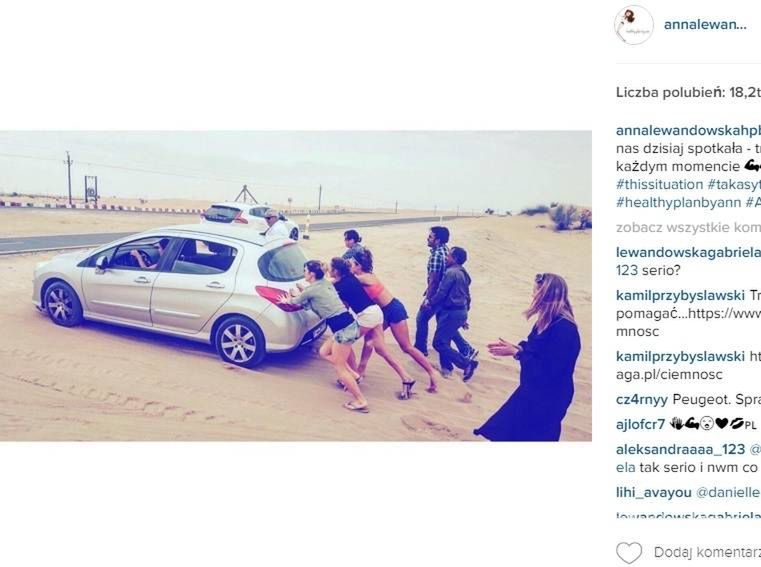 Anna Lewandowska pomaga wypchnąć samochód z piasku