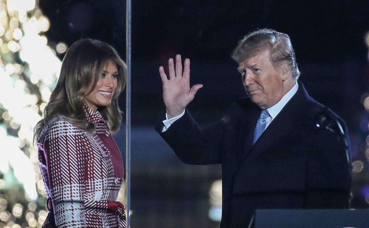 Melania Trump pojawiła się u boku męża i zapaliła świąteczne lampki. Wszyscy patrzyli tylko na nią