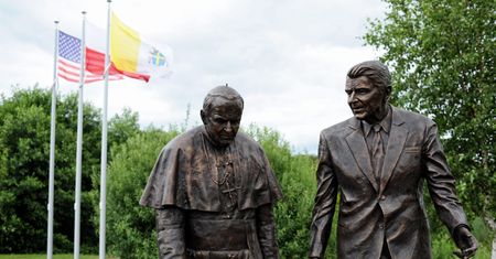 Gdańsk. Nieznany sprawca zdewastował pomnik Jana Pawła II i Ronalda Reagana
