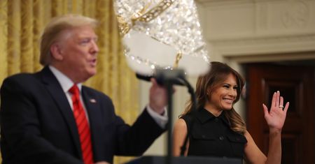 Melania Trump w sukience na wiosnę. Ten model sprawdzi się na każdą okazję