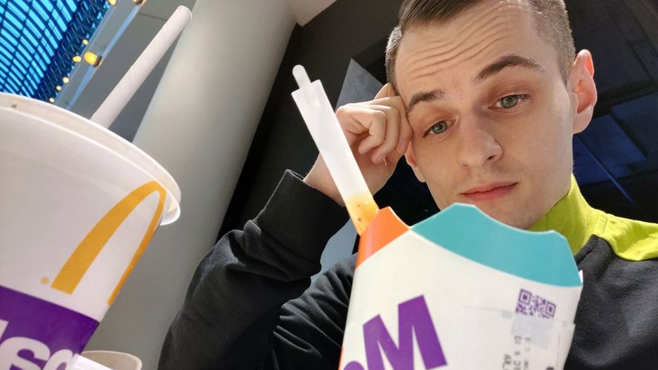 Papierowe pudełko i słomka w McDonald's. Moja mina mówi wszystko.