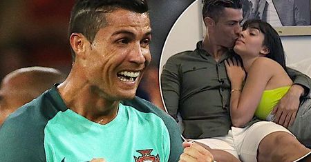 Dzieci Cristiano Ronaldo rosną jak na drożdżach! Bliźnięta mają już modne fryzury, ale to najmłodsza córka jest gwiazdą na rodzinnym zdjęciu