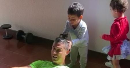 Świąteczny czas Cristiano Ronaldo. Gwiazdor futbolu trenował ze swoimi dziećmi