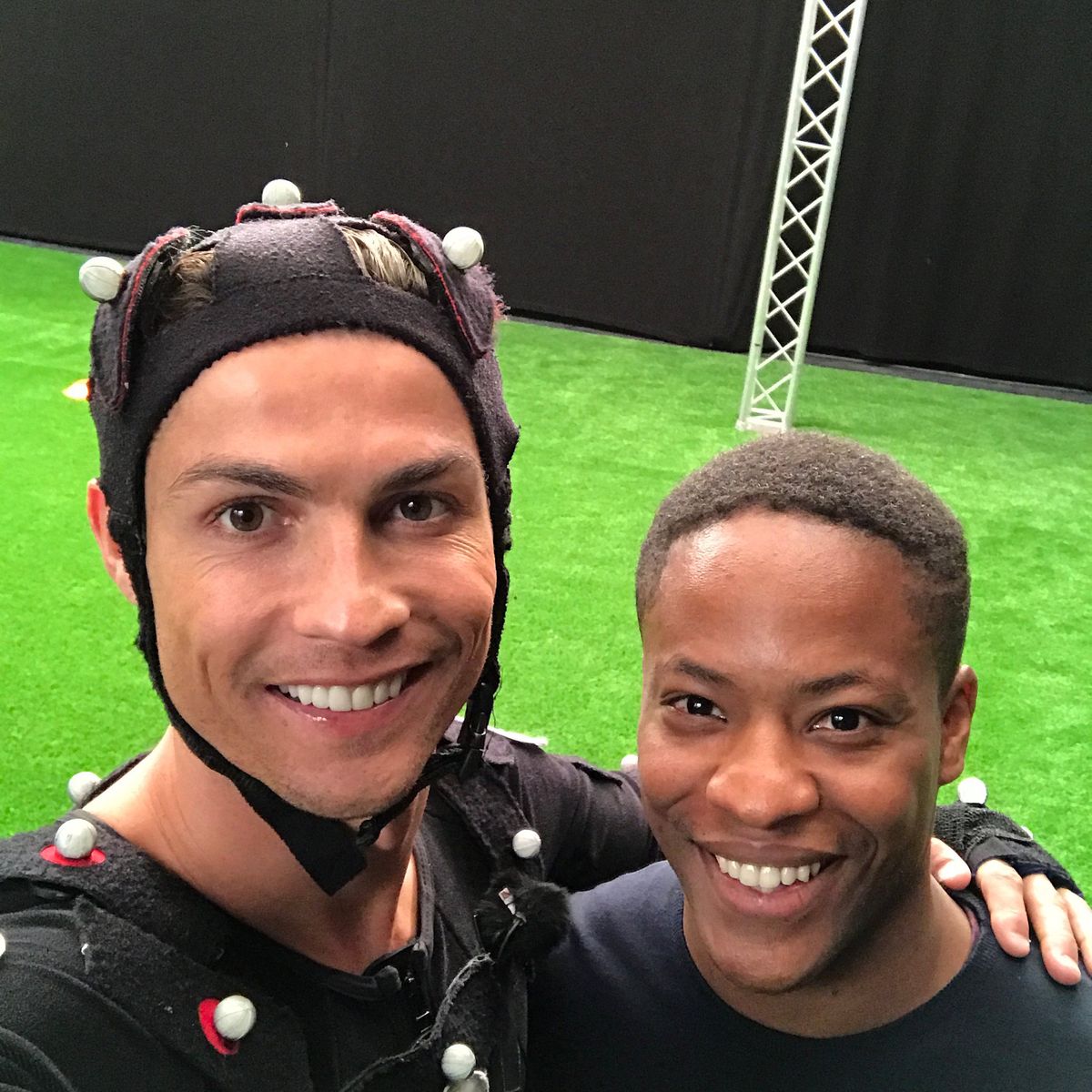 Promuje Coca-Colę i jest kumplem Cristiano Ronaldo. Nawet nie jest prawdziwy