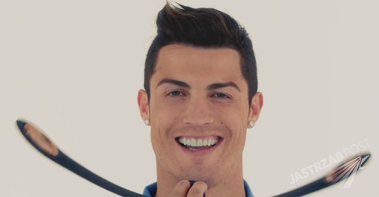 Cristiano Ronaldo tym razem przesadził. Osobisty fryzjer czesze nie tylko jego włosy [wideo]