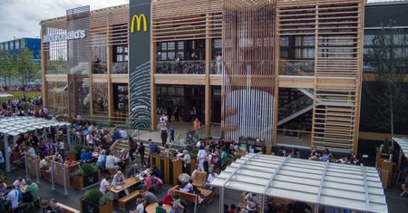 Ochroniarz nie chciał wpuścić dziewczyny do McDonalda. Bo miała hidżab
