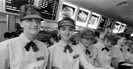 Polski McDonald's ma 26 lat. Tak wyglądało otwarcie pierwszej restauracji sieci