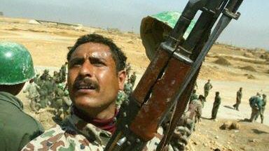 Gwardia Republikańska wypatruje amerykańskich samolotów nad Bagdadem