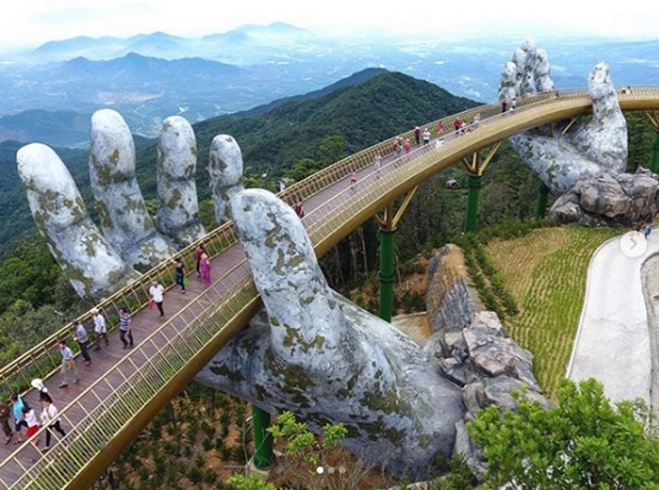 Złoty Most wybudowano w górskim resorcie Ba Na Hills w mieście Da Nang w Wietnamie 