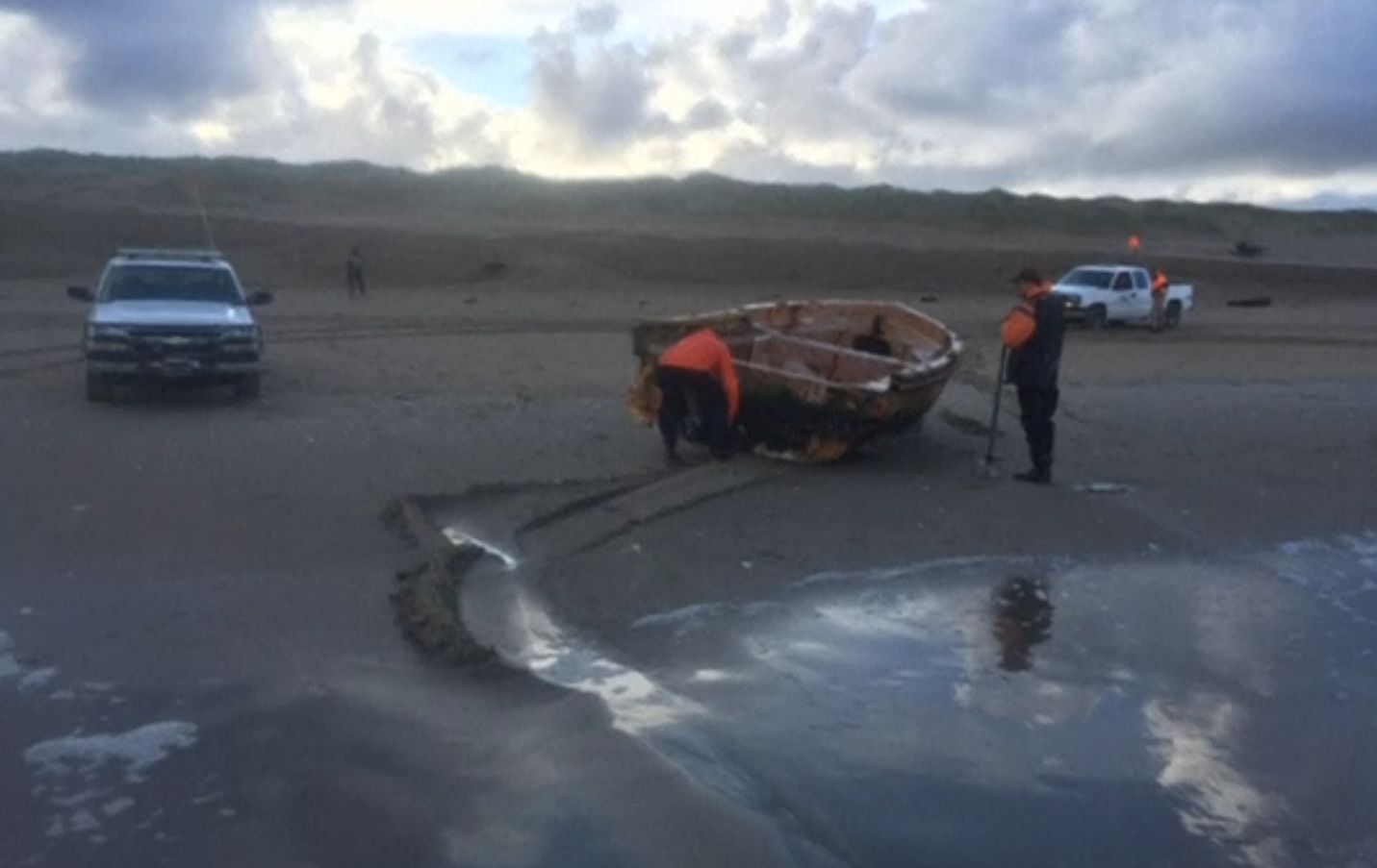 Tajemnicza łódź dobiła do brzegu. Świadek wielkiej tragedii