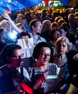 Reforma systemu sprawiedliwości. Protesty sędziów w Poznaniu. Utworzono "łańcuch światła"