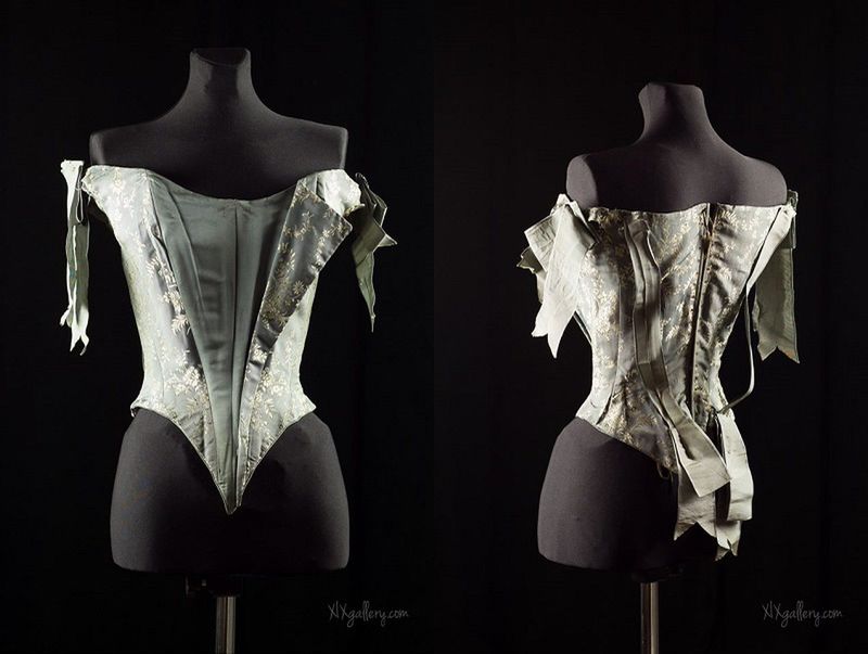 Jeden z zabytkowych staników był przeznaczony na bale. Jest mocno wydekoltowany, sznurowany na plecach. 