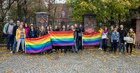 Tęczowa niedziela pod poznańskim liceum. Absolwenci wsparli uczniów