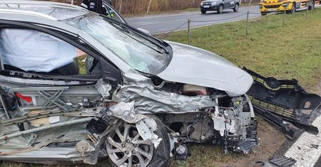 Groźny wypadek w Poznaniu. "Chciał się przejechać", rozbił auto i ranił dwójkę dzieci