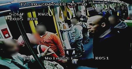 Poszukiwania sprawcy rasistowskiego ataku w Poznaniu. Policja publikuje zdjęcia