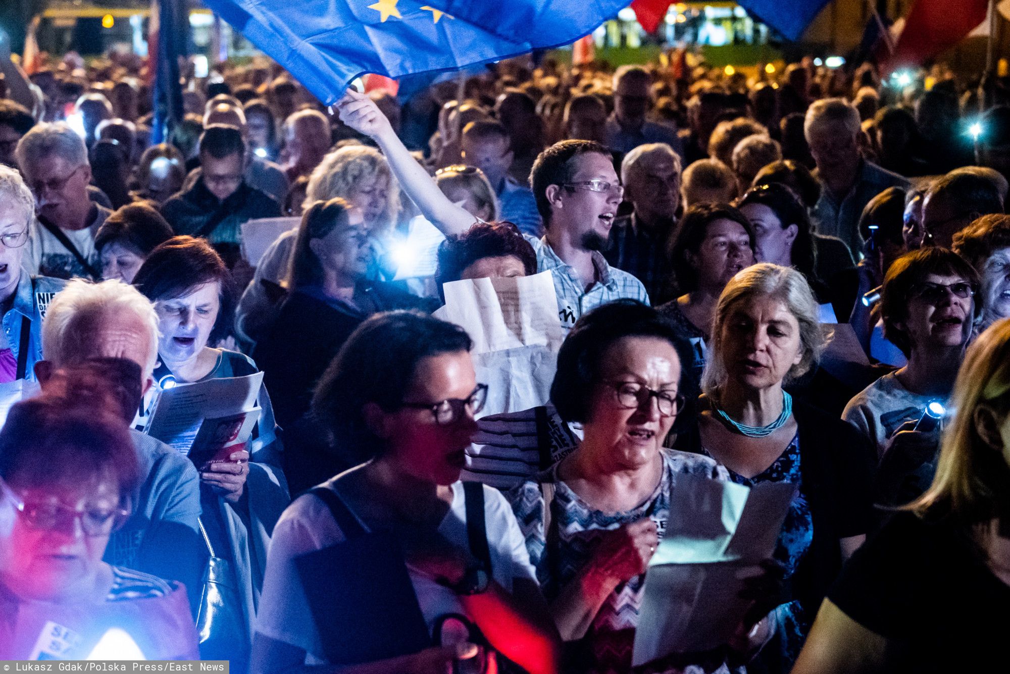 Poznań. Na placu Mickiewicza utworzono "łańcuch światła" w obronie wolnych sądów (zdj. arch.)