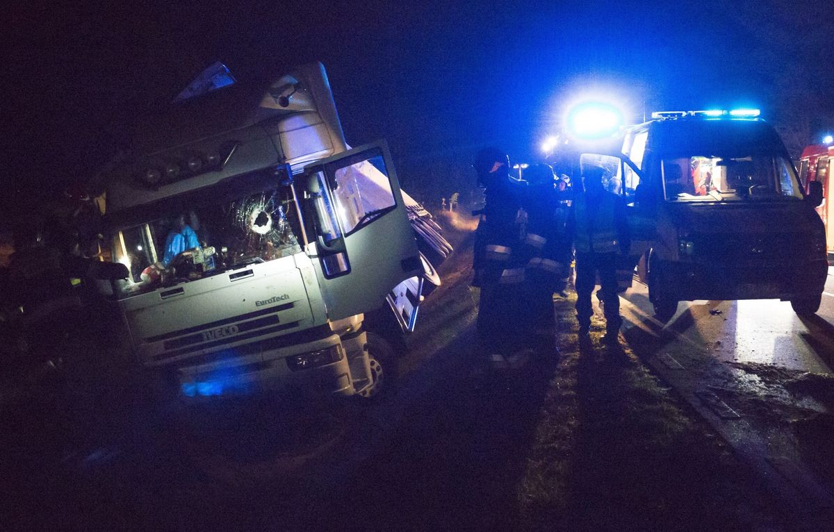 Wypadek na S11 pod Poznaniem. Ciężarówka w rowie, utrudnienia w ruchu
