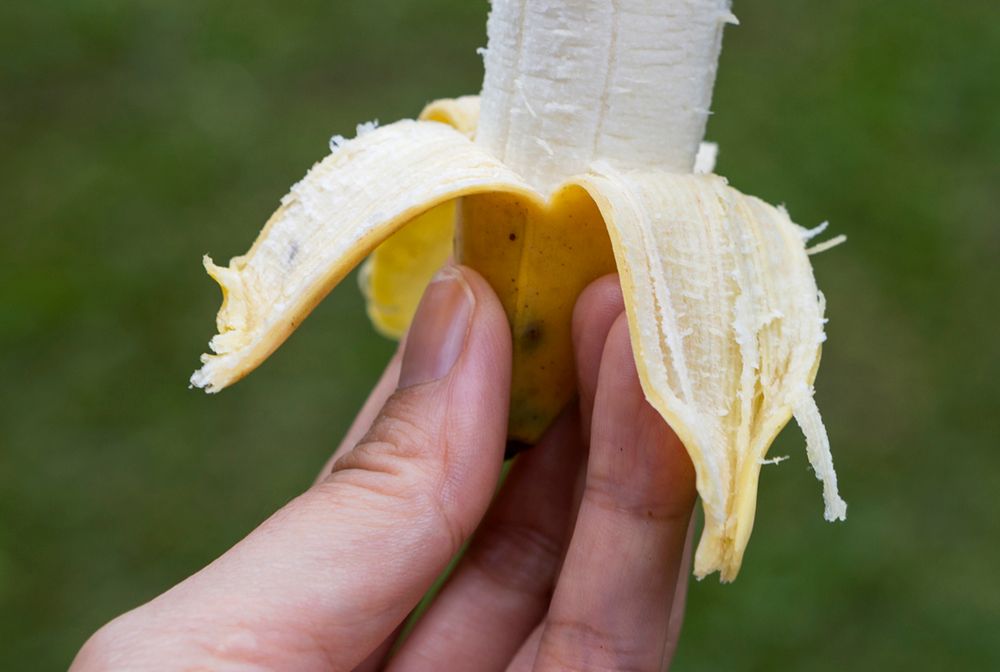 Ohydne białe nitki w bananie. Nie trują, a pełnią ważną rolę